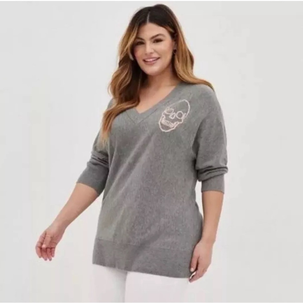 NWT Torrid gray v neck pull over with pink stick skull 3x - Picture 2 of 6